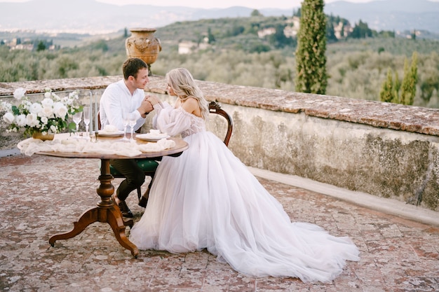 Ślub w starej willi winnicy w Toskanii we Włoszech