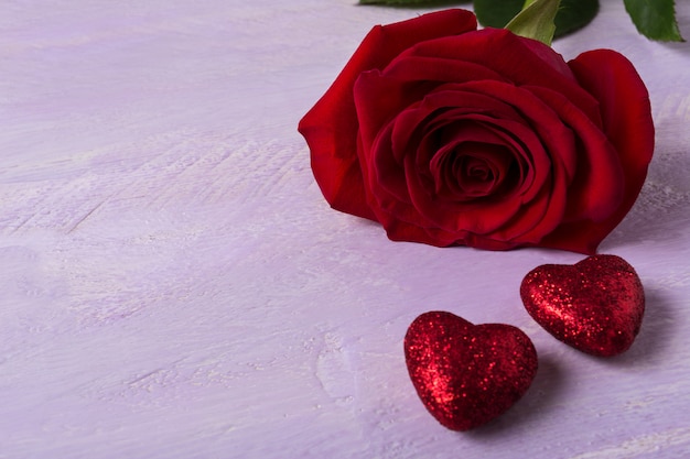 Ślub z ciemnoczerwoną różą i brokatowymi sercami