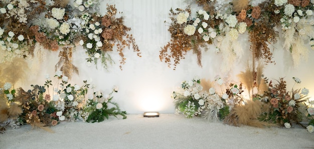 Ślubna dekoracja kwiatowa selektywna ostrość nieostrość białego kwiatu