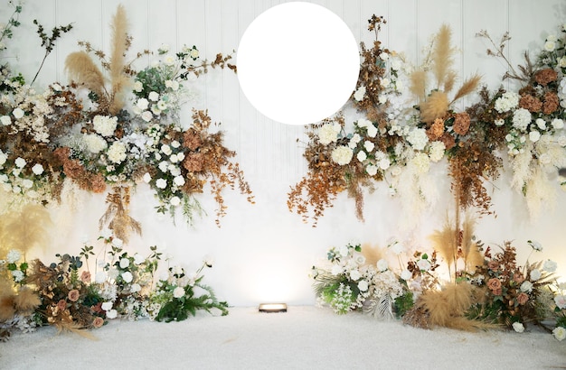 Ślubna dekoracja kwiatowa selektywna ostrość nieostrość białego kwiatu