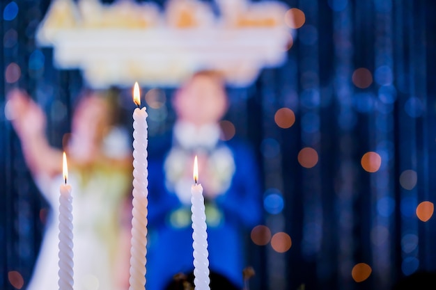 Ślubna świeczka i panna młoda, fornal w ceremonii