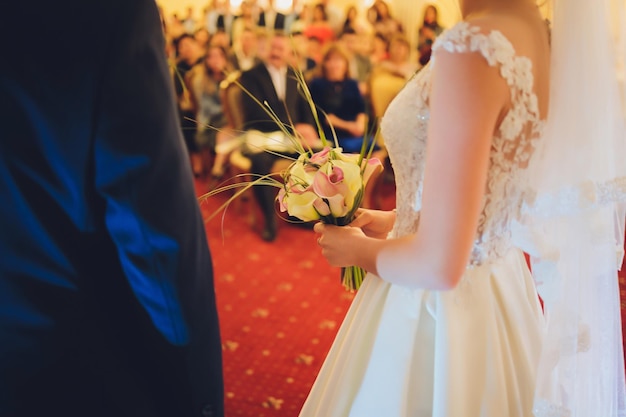 Ślubny bukiet białych lilii modny zbliżenie w rękach