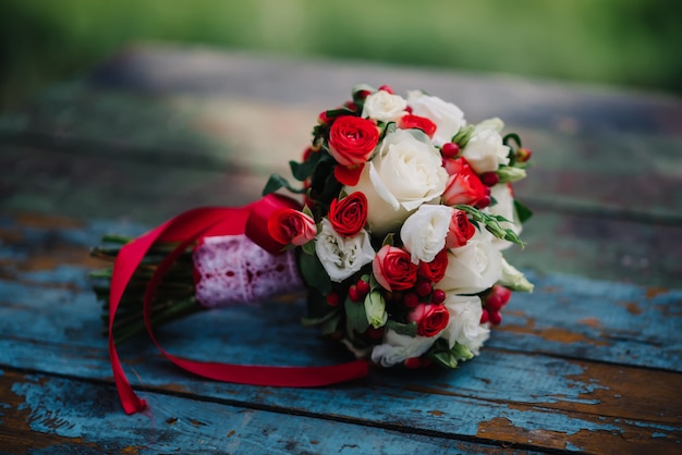 Zdjęcie Ślubny bukiet świeżych kwitnących kwiatów