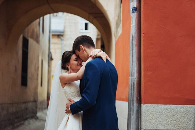 Ślubny portret szczęśliwa para.