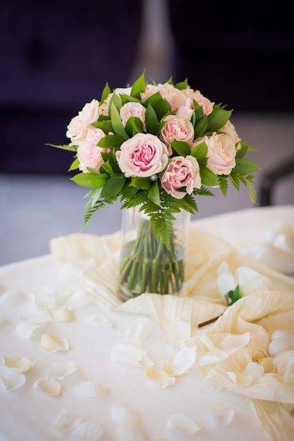 Ślubny Romantyczny Bukiet Z Różowych Róż Z Zielenią Na Stole. Ceremonia Zaślubin. Pionowy