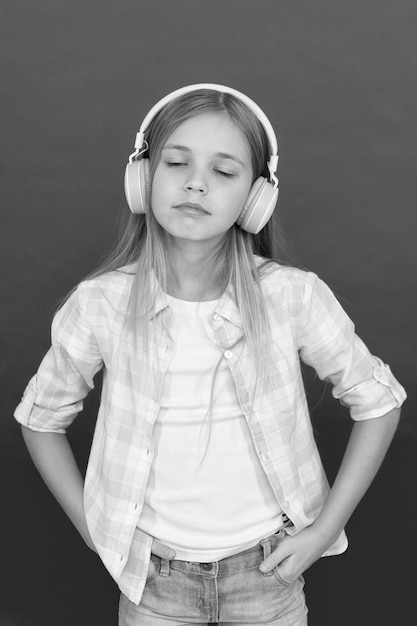 Słuchaj muzyki Uroda i moda Szczęście z dzieciństwa Odtwarzacz mp3 Dzień dziecka Technologia audio małe dziecko słuchaj ebook edukacja mała dziewczynka dziecko w słuchawkach Ciesz się pracą i dobrą muzyką