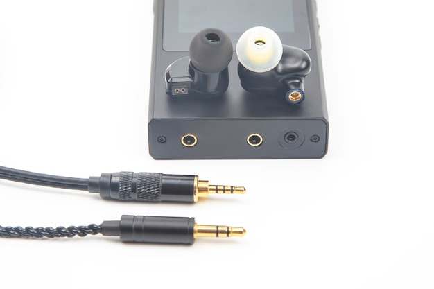 Słuchawki douszne do odtwarzacza muzyki Hi-Fi. Dźwięk audio i nowoczesny sprzęt dla melomanów i audiofilów