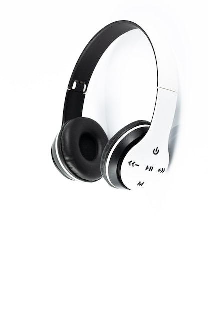 Zdjęcie słuchawki na białym tle,słuchawki na białym tle. białe słuchawki bezprzewodowe. zdjęcie widok z przodu.