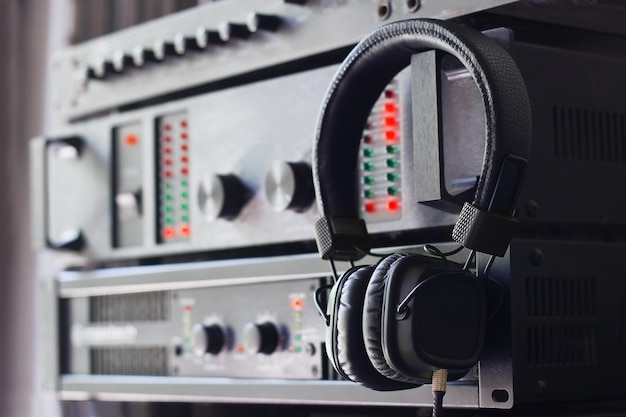 Zdjęcie słuchawki na panelu sterowania audio