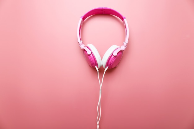 Słuchawki na różowej powierzchni