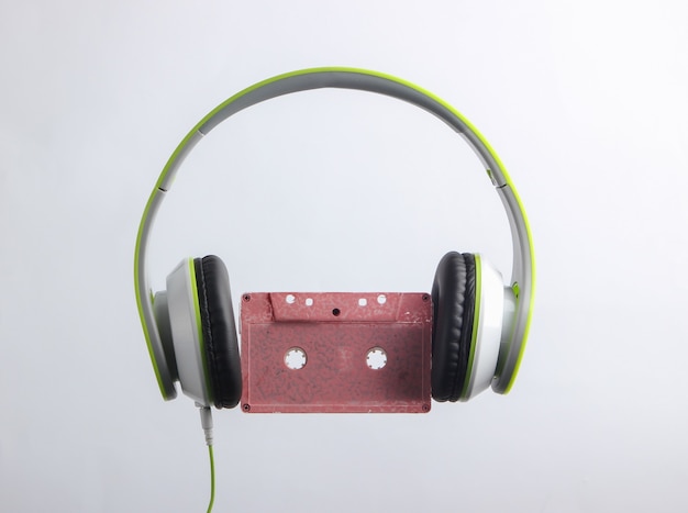 Słuchawki stereo z kasetą audio na szarej powierzchni