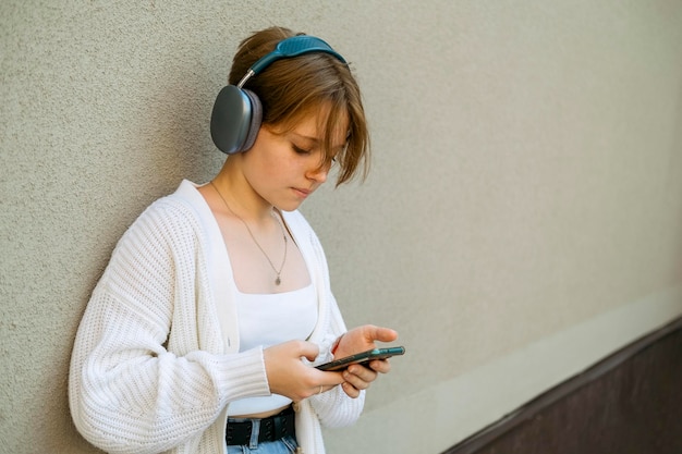 Słuchawki w kołysce młodzież słucha telefonu służącego jako naczynie do ich muzycznej odyssey