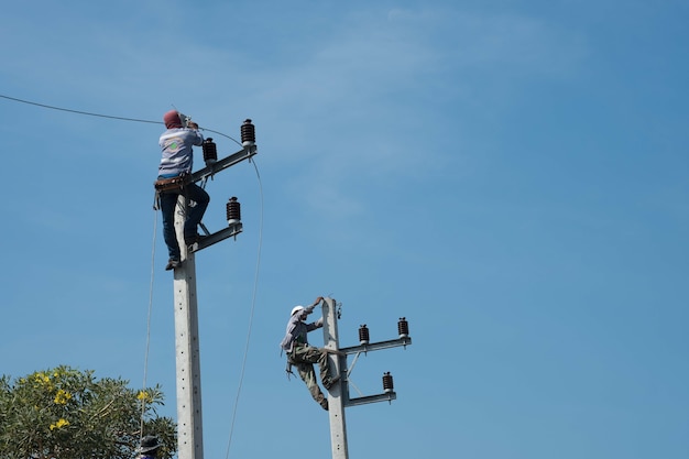 słup elektryczny do zainstalowania nowego kabla na lekkich słupach.