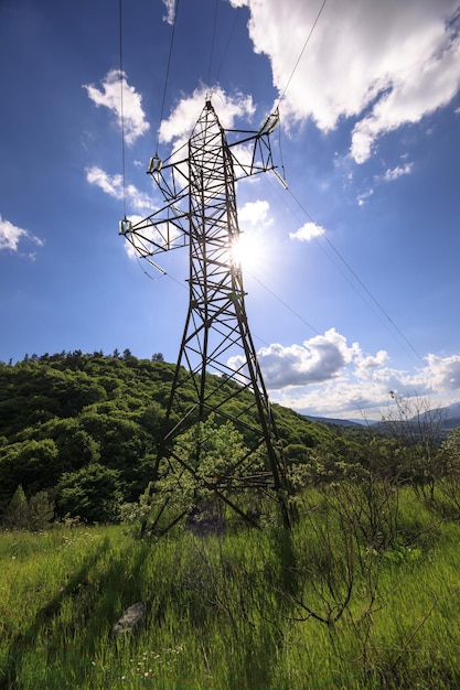 Słup elektryczny nad niebem