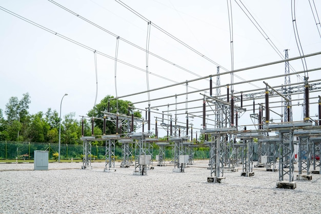 Słupy elektryczne w rzędach