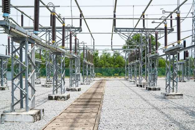 Słupy elektryczne w rzędach