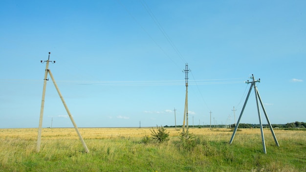 Słupy linii energetycznych w terenie Zdjęcie wysokiej jakości