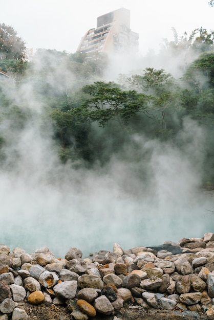 Słynna Beitou Thermal Valley w parku Beitou, wrząca para z gorącej wiosny unosząca się między drzewami w Tajpej, Tajwan.