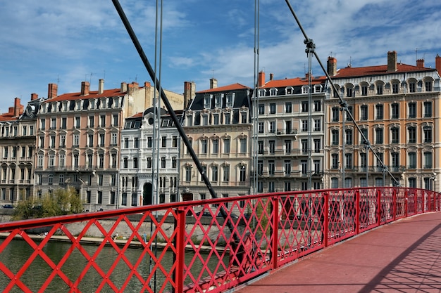 Słynna czerwona kładka w Lyonie we Francji