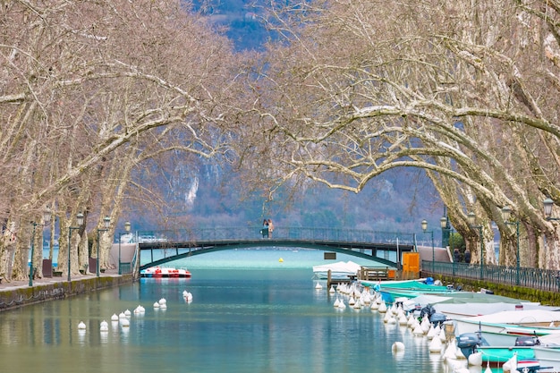 Słynna kładka dla pieszych Bridge of Loves lub Pont des Amours nad kanałem Vasse w pobliżu jeziora Annecy, Wenecja Alp, Francja