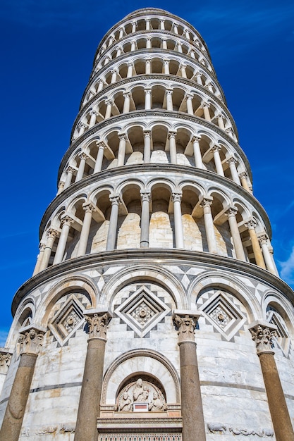 Słynna na całym świecie krzywa wieża na Piazza dei Miracoli w Pizie, jedno z wpisanych na Listę Światowego Dziedzictwa UNESCO