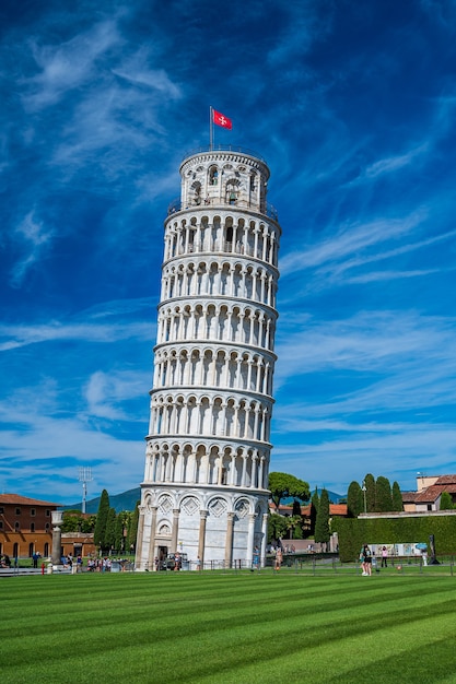 Słynna na całym świecie krzywa wieża na Piazza dei Miracoli w Pizie, jedno z wpisanych na Listę Światowego Dziedzictwa UNESCO