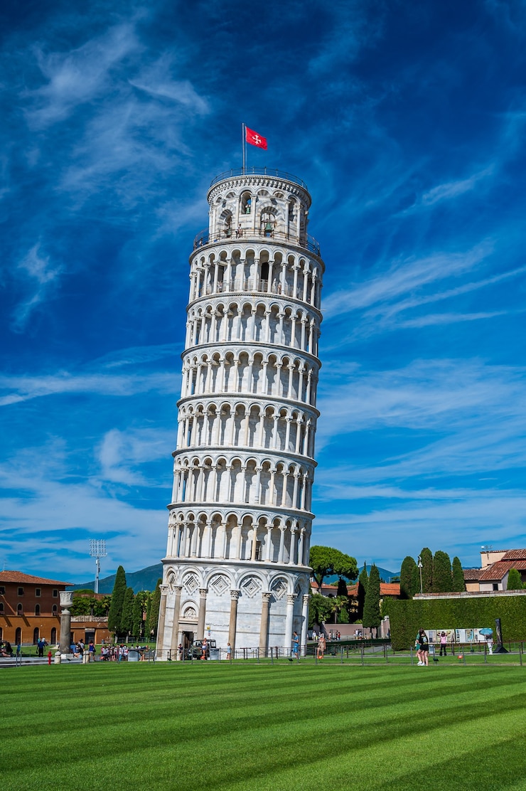 Zdjęcie słynna na całym świecie krzywa wieża na piazza dei miracoli w pizie, jedno z wpisanych na listę światowego dziedzictwa unesco
