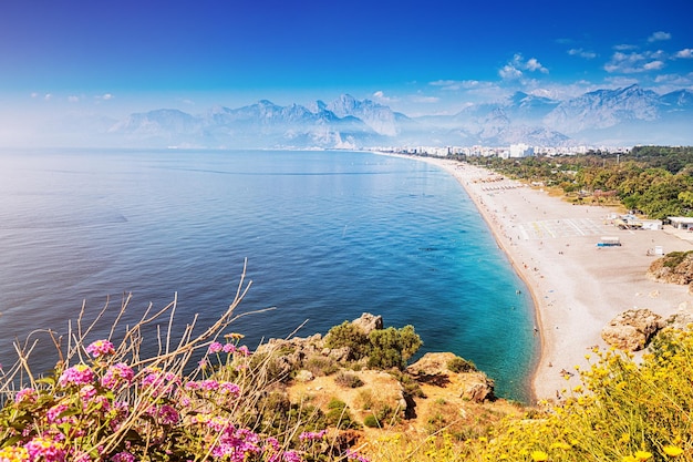 Słynna plaża Konyaalti malowniczy panoramiczny widok z góry klifu Cele podróży Turcji i Antalyi oraz riwiery śródziemnomorskiej