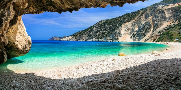 Słynna plaża Myrtos na wyspie Cefalonia, widok z jaskini. Grecja