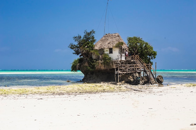 Słynna restauracja The Rock zbudowana na klifie w morzu na Zanzibarze w Tanzanii