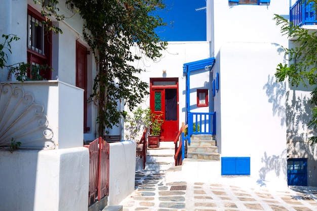 Słynna wąska uliczka starego miasta z białymi domami Wyspa Mykonos Grecja