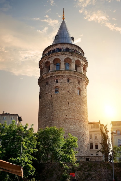 Słynna wieża Galata o zachodzie słońca w Stambule, Turcja