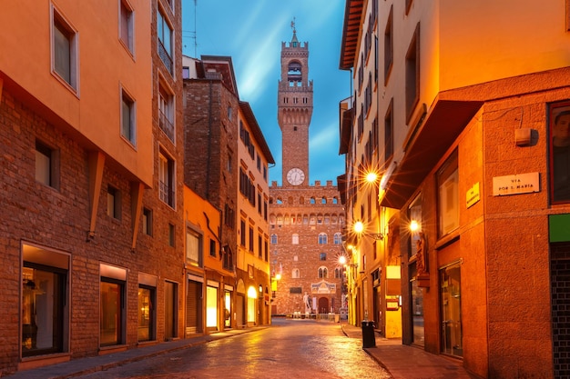 Słynna wieża Palazzo Vecchio na Piazza della Signoria rano we Florencji, Toskania, Włochy