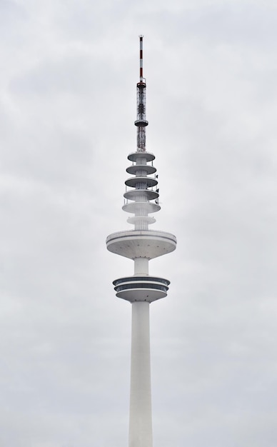 Słynna wieża telewizyjna White Needle Heinrich Hertz Turm w Hamburgu w Niemczech