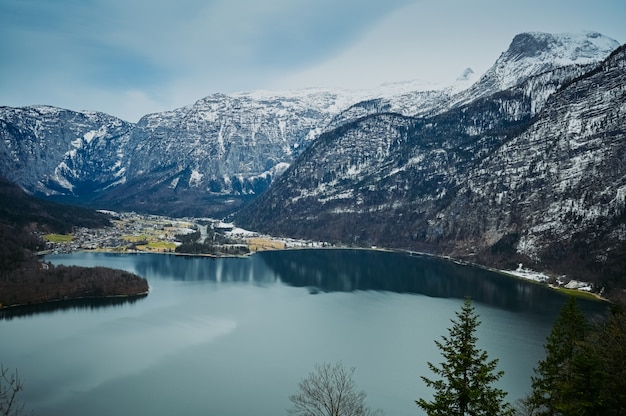 Słynna wioska górska Hallstatt i alpejskie jezioro