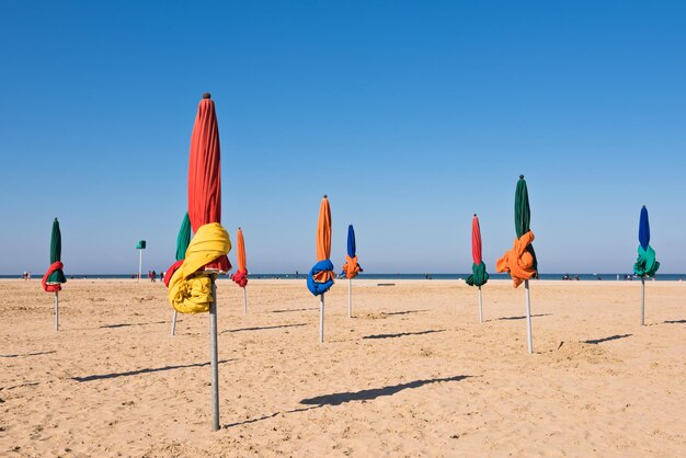 Słynne kolorowe parasole na plaży Deauville, Normandia, północna Francja