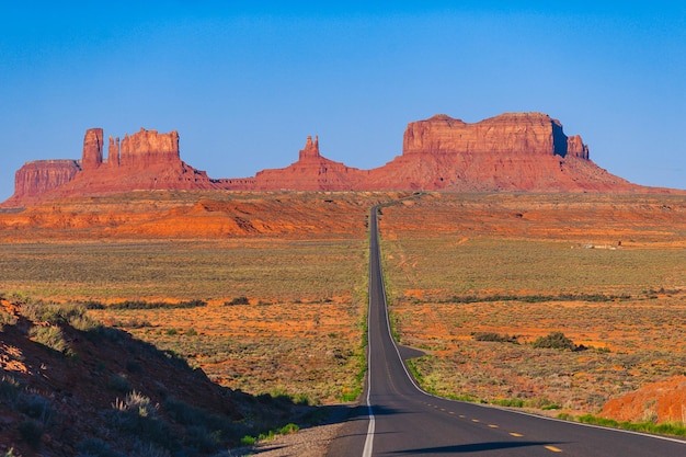 Słynne, malownicze wejście do Monument Valley Navajo Tribal Park w Utah w Stanach Zjednoczonych