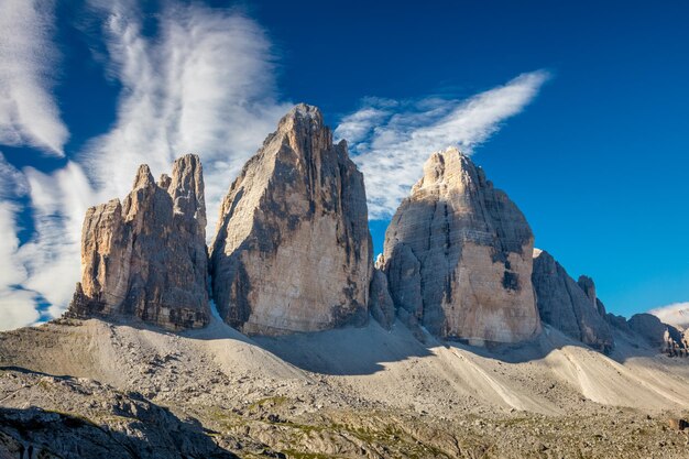 Słynne miejsce Tre Cime di Lavaredo Góry z błękitnym niebem Dolomity Alpy Włochy