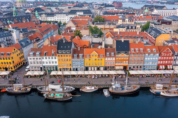 Słynne molo nyhavn z kolorowymi budynkami i łodziami w kopenhadze w danii