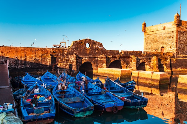 słynne niebieskie łodzie w porcie Essaouira.