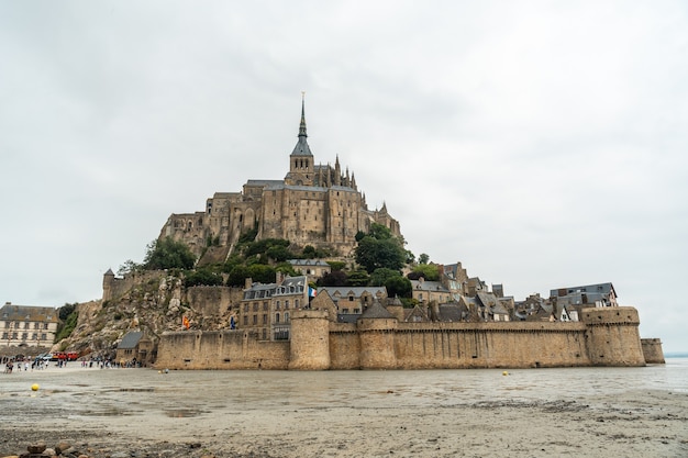 Słynne opactwo Mont Saint-Michel odbite w wodzie podczas odpływu, region Normandii, Francja