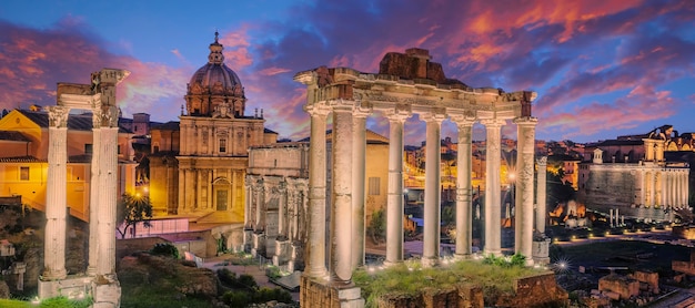 Słynne ruiny Forum Romanum na wzgórzu Capitolium w Rzymie, Włochy