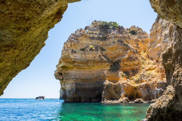 Słynne skały w morzu Ocean Lagos w Portugalii Popularny cel podróży latem i słynna plaża na wybrzeżu Algarve