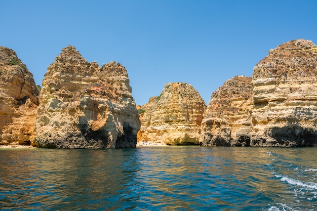 Słynne skały w morzu, oceanie, Lagos w Portugalii. Popularne miejsce letnich podróży i słynna plaża na wybrzeżu Algarve