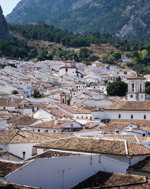 Słynne stare miasteczko na wzgórzu Grazalema w Andaluzji