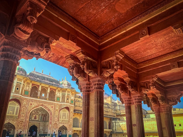 Słynny Amber Fort ufortyfikowana rezydencja Raja Man Singh I na północnych przedmieściach Jaipur w Indiach