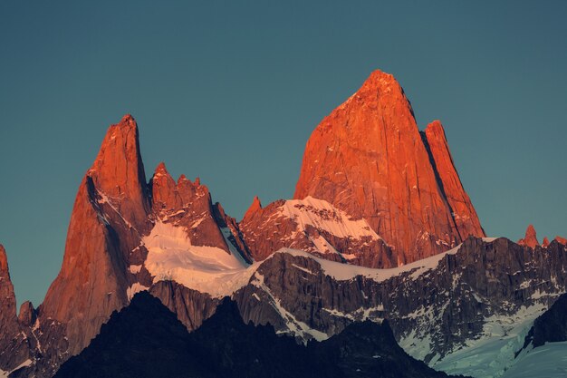 Słynny Cerro Fitz Roy - jeden z najpiękniejszych i najtrudniejszych do zaakcentowania skalistych szczytów Patagonii w Argentynie