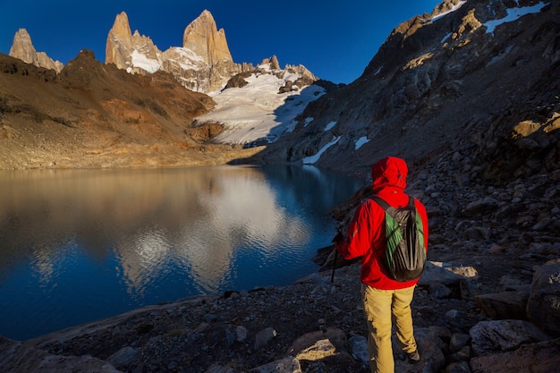 Słynny Cerro Fitz Roy - jeden z najpiękniejszych i najtrudniejszych do zaakcentowania skalistych szczytów Patagonii w Argentynie