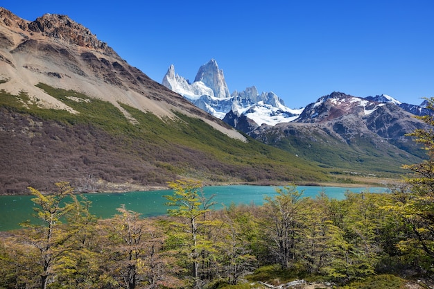 Zdjęcie słynny cerro fitz roy - jeden z najpiękniejszych i najtrudniejszych do zaakcentowania skalistych szczytów patagonii w argentynie