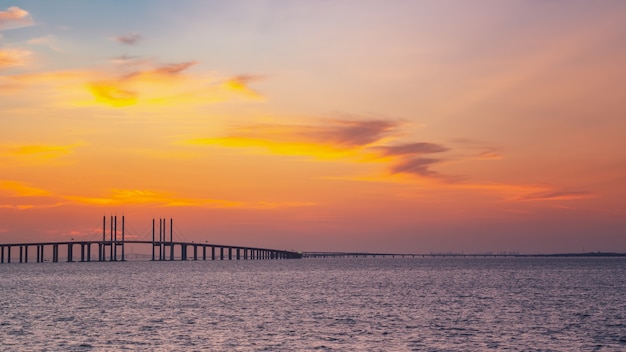 Słynny chiński most wantowy, most morski Jiaozhou Bay w Qingdao, prowincja Shandong i nadmorska sceneria